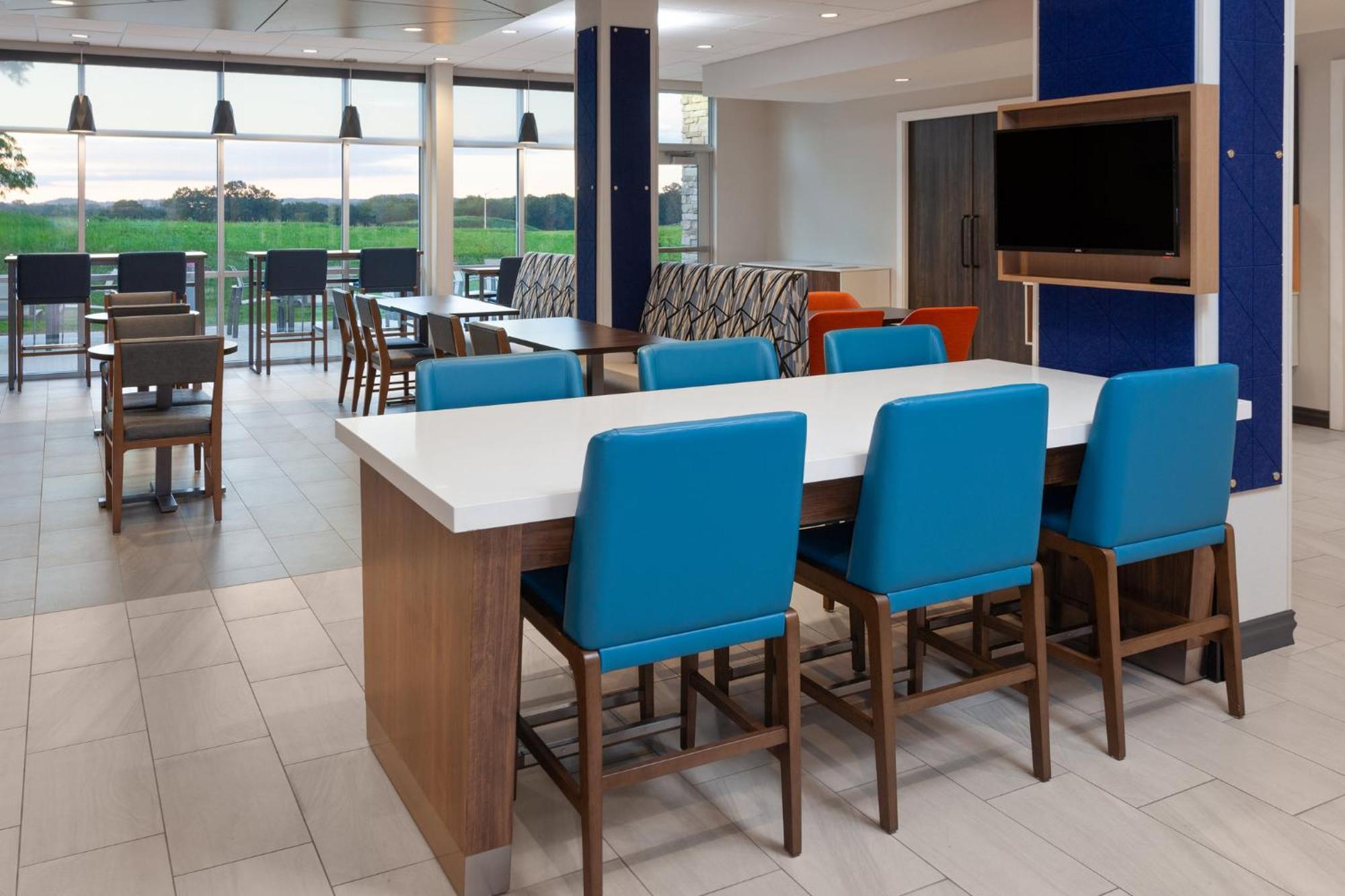Holiday Inn Express & Suites Reedsburg - Dells Area By Ihg Экстерьер фото