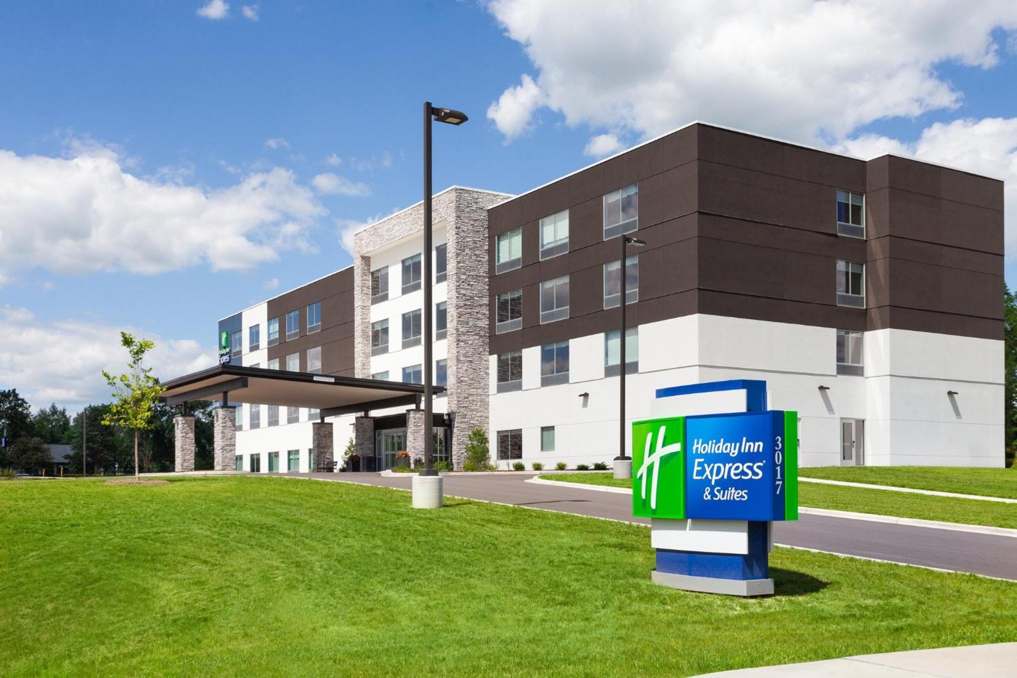 Holiday Inn Express & Suites Reedsburg - Dells Area By Ihg Экстерьер фото